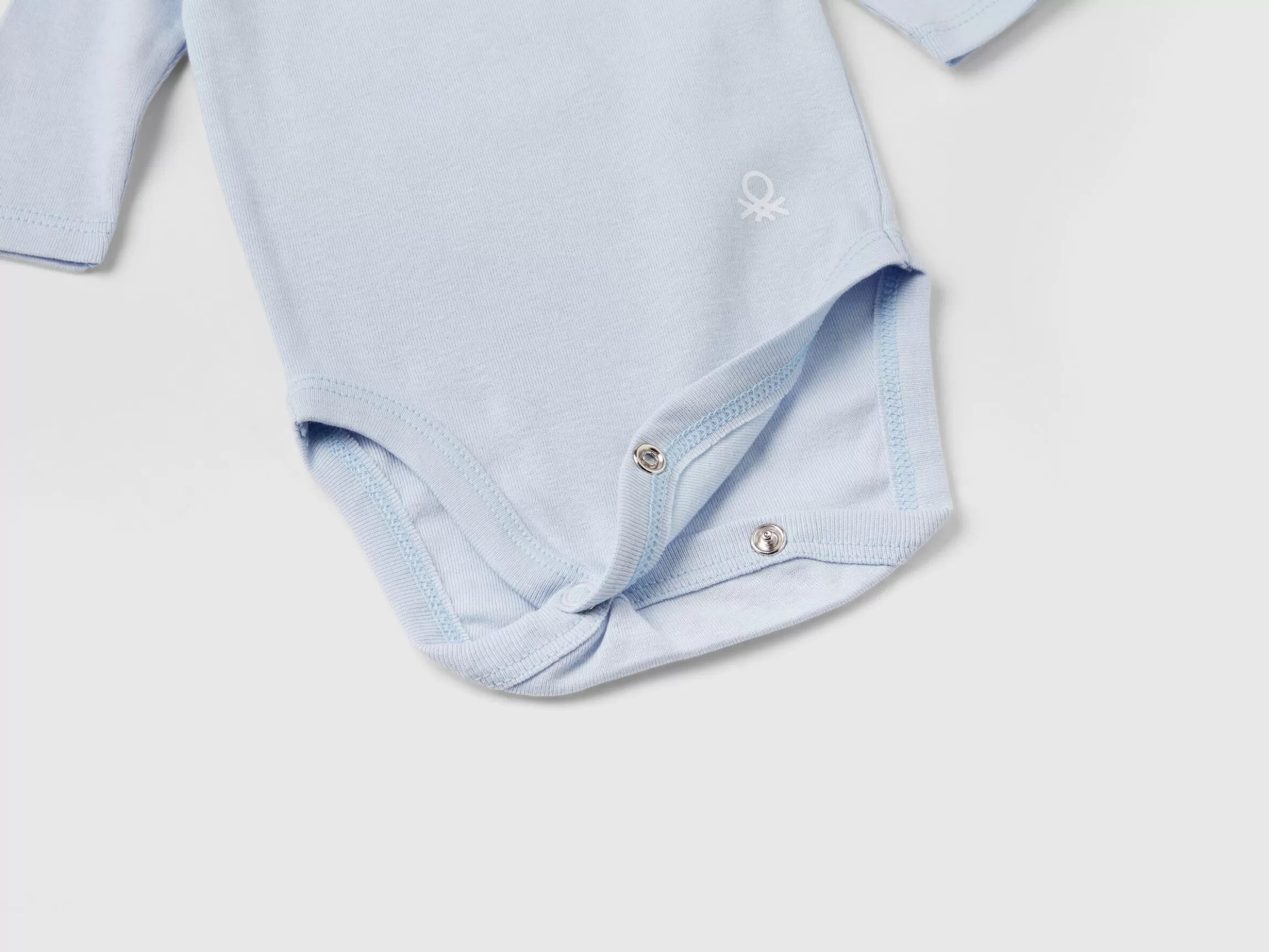 United Colors of Benetton Three solid color bodysuits in organic cotton