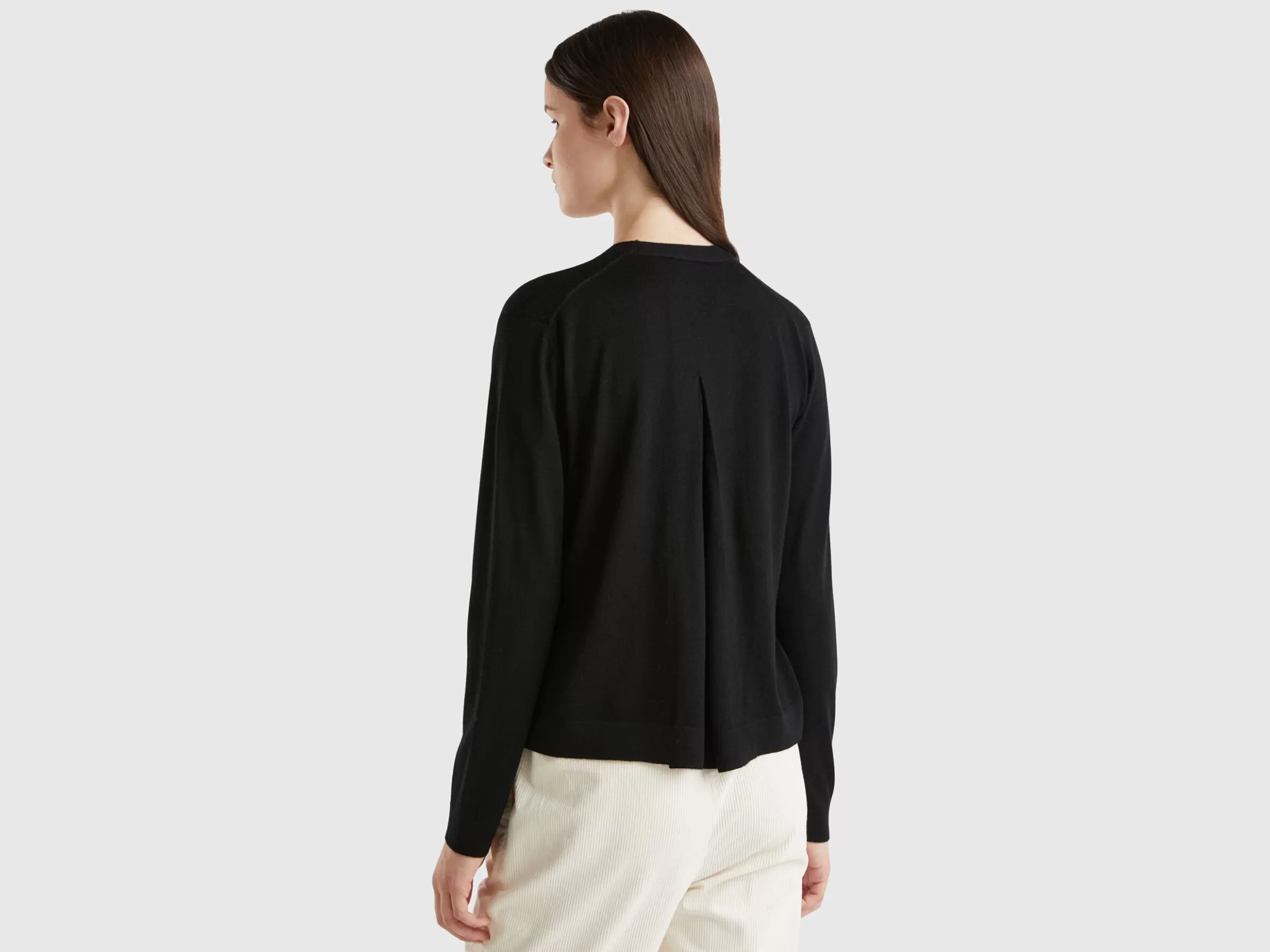 United Colors of Benetton V-neck sweater in pure Merino wool